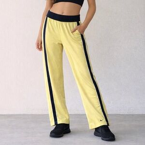 Nike girl’s pale yellow black mesh wide leg casual track pants size large
